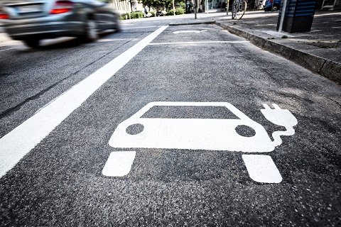 elektromobil-parking_shutterstock_1259575816_moreimages__480x320pxl.jpg