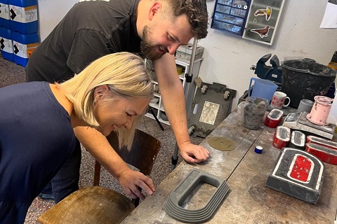 Foto: Zuzana Sedmerová průběžně konzultovala netradiční pojetí trofeje s majitelem společnosti Cementum Janem Čermákem.